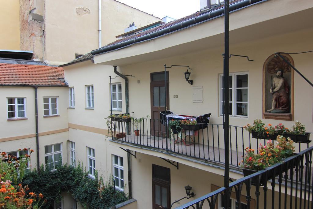 Vlasska House At The 3 Swallows Hotel Praga Zewnętrze zdjęcie